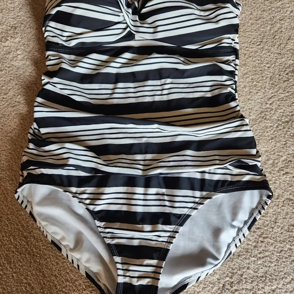Womens Catalina Black & White Swimsuit Size M - Picture 1 of 3